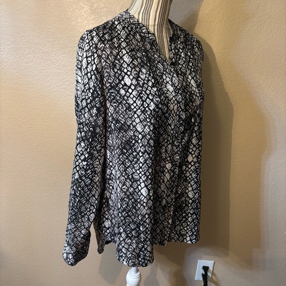 Apt. 9 Monochrome Patterned Blouse Large Animal Print Black White Button-Up Top - Picture 5 of 16
